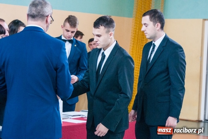 Zdjęcie w galerii na portalu naszraciborz.pl: Uroczystość wręczenia świadectw klasom maturalnym w CKZiU nr 2 wiadomości z regionu