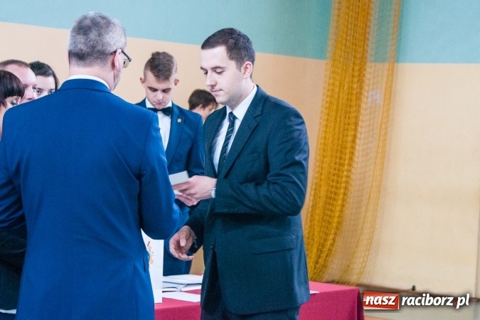 Zdjęcie w galerii na portalu naszraciborz.pl: Uroczystość wręczenia świadectw klasom maturalnym w CKZiU nr 2 wiadomości z regionu