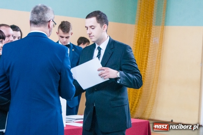 Zdjęcie w galerii na portalu naszraciborz.pl: Uroczystość wręczenia świadectw klasom maturalnym w CKZiU nr 2 wiadomości z regionu
