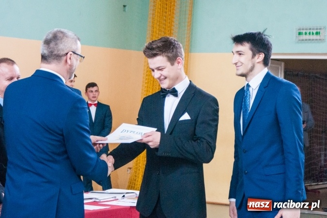 Zdjęcie w galerii na portalu naszraciborz.pl: Uroczystość wręczenia świadectw klasom maturalnym w CKZiU nr 2 wiadomości z regionu