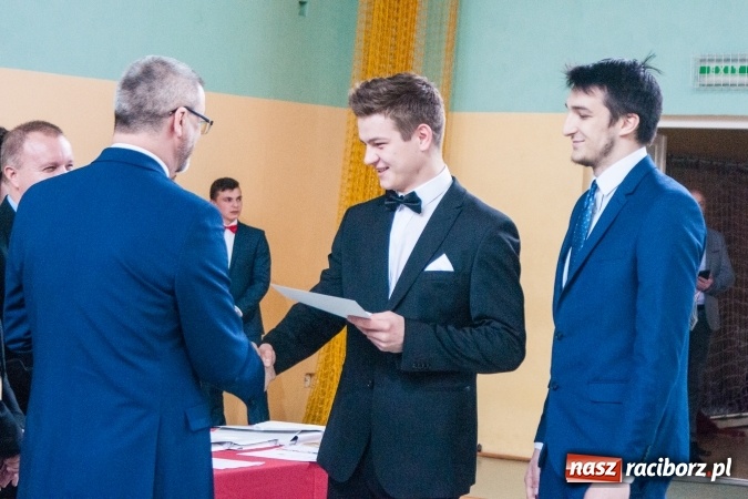 Zdjęcie w galerii na portalu naszraciborz.pl: Uroczystość wręczenia świadectw klasom maturalnym w CKZiU nr 2 wiadomości z regionu