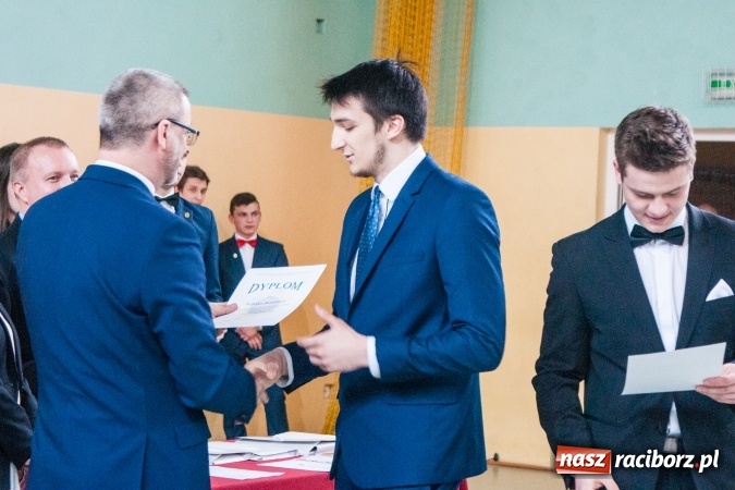 Zdjęcie w galerii na portalu naszraciborz.pl: Uroczystość wręczenia świadectw klasom maturalnym w CKZiU nr 2 wiadomości z regionu