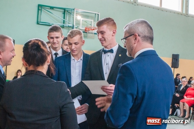 Zdjęcie w galerii na portalu naszraciborz.pl: Uroczystość wręczenia świadectw klasom maturalnym w CKZiU nr 2 wiadomości z regionu