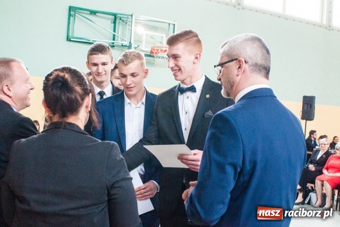 Zdjęcie w galerii na portalu naszraciborz.pl: Uroczystość wręczenia świadectw klasom maturalnym w CKZiU nr 2 wiadomości z regionu