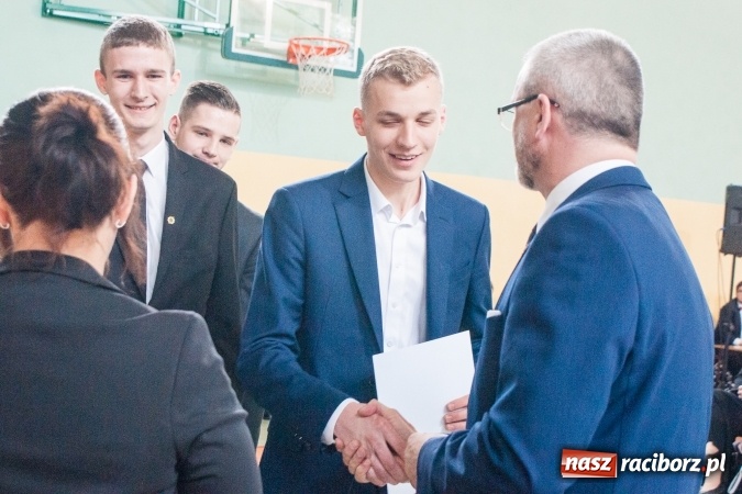 Zdjęcie w galerii na portalu naszraciborz.pl: Uroczystość wręczenia świadectw klasom maturalnym w CKZiU nr 2 wiadomości z regionu