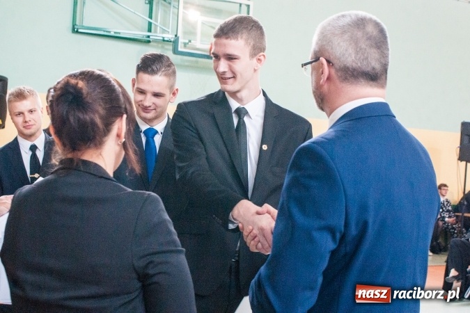 Zdjęcie w galerii na portalu naszraciborz.pl: Uroczystość wręczenia świadectw klasom maturalnym w CKZiU nr 2 wiadomości z regionu