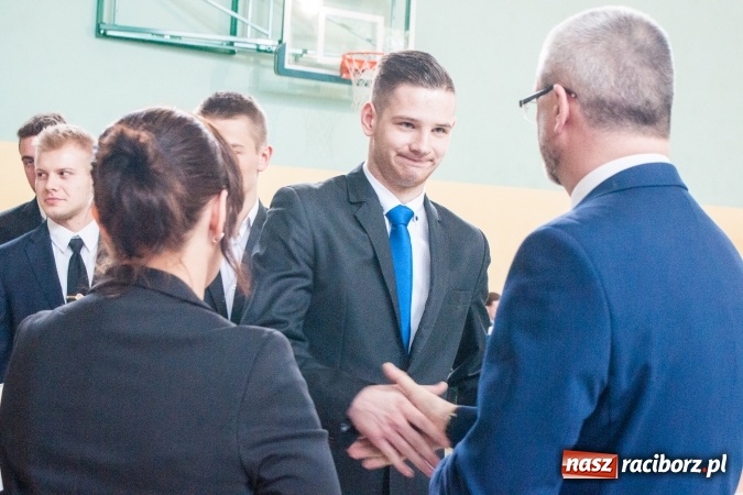 Zdjęcie w galerii na portalu naszraciborz.pl: Uroczystość wręczenia świadectw klasom maturalnym w CKZiU nr 2 wiadomości z regionu