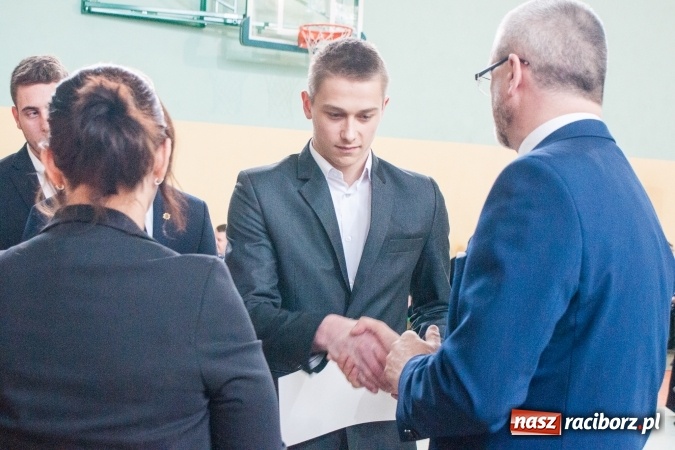 Zdjęcie w galerii na portalu naszraciborz.pl: Uroczystość wręczenia świadectw klasom maturalnym w CKZiU nr 2 wiadomości z regionu