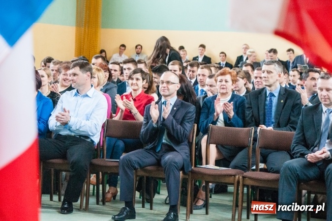 Zdjęcie w galerii na portalu naszraciborz.pl: Uroczystość wręczenia świadectw klasom maturalnym w CKZiU nr 2 wiadomości z regionu
