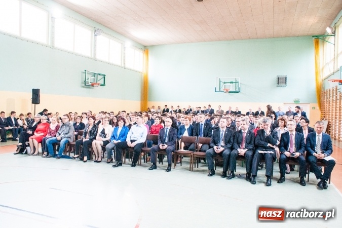 Zdjęcie w galerii na portalu naszraciborz.pl: Uroczystość wręczenia świadectw klasom maturalnym w CKZiU nr 2 wiadomości z regionu