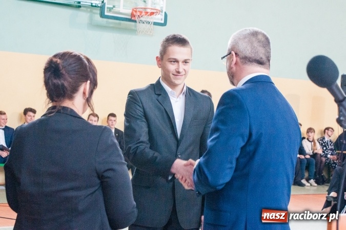 Zdjęcie w galerii na portalu naszraciborz.pl: Uroczystość wręczenia świadectw klasom maturalnym w CKZiU nr 2 wiadomości z regionu
