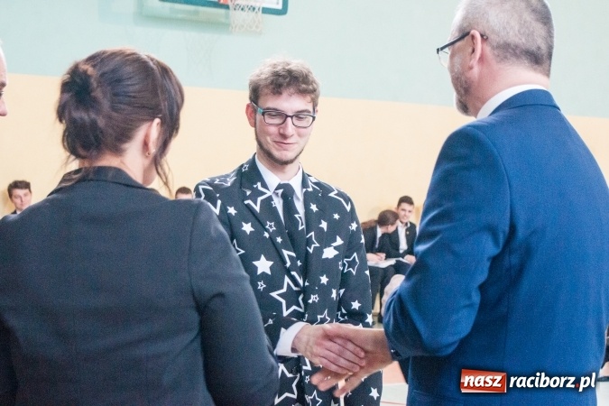 Zdjęcie w galerii na portalu naszraciborz.pl: Uroczystość wręczenia świadectw klasom maturalnym w CKZiU nr 2 wiadomości z regionu