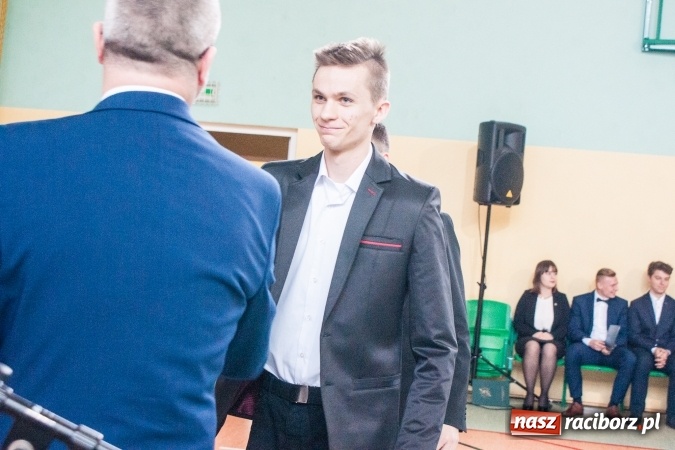 Zdjęcie w galerii na portalu naszraciborz.pl: Uroczystość wręczenia świadectw klasom maturalnym w CKZiU nr 2 wiadomości z regionu