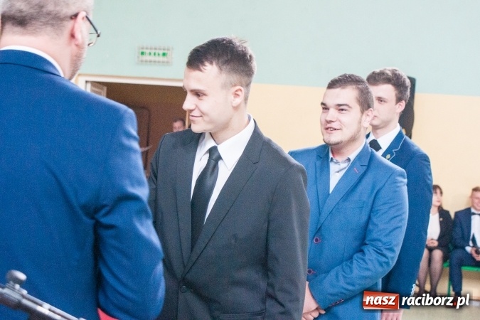 Zdjęcie w galerii na portalu naszraciborz.pl: Uroczystość wręczenia świadectw klasom maturalnym w CKZiU nr 2 wiadomości z regionu