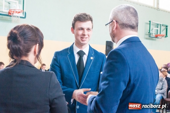 Zdjęcie w galerii na portalu naszraciborz.pl: Uroczystość wręczenia świadectw klasom maturalnym w CKZiU nr 2 wiadomości z regionu