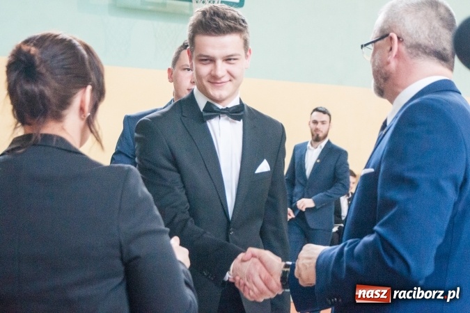 Zdjęcie w galerii na portalu naszraciborz.pl: Uroczystość wręczenia świadectw klasom maturalnym w CKZiU nr 2 wiadomości z regionu