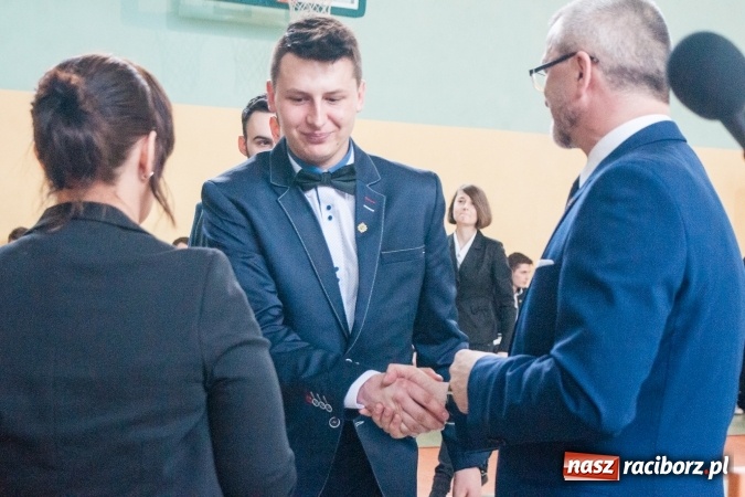 Zdjęcie w galerii na portalu naszraciborz.pl: Uroczystość wręczenia świadectw klasom maturalnym w CKZiU nr 2 wiadomości z regionu
