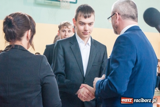 Zdjęcie w galerii na portalu naszraciborz.pl: Uroczystość wręczenia świadectw klasom maturalnym w CKZiU nr 2 wiadomości z regionu