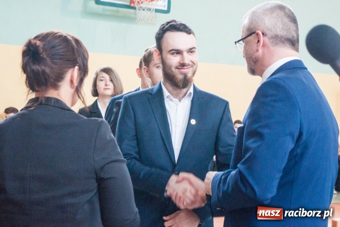 Zdjęcie w galerii na portalu naszraciborz.pl: Uroczystość wręczenia świadectw klasom maturalnym w CKZiU nr 2 wiadomości z regionu