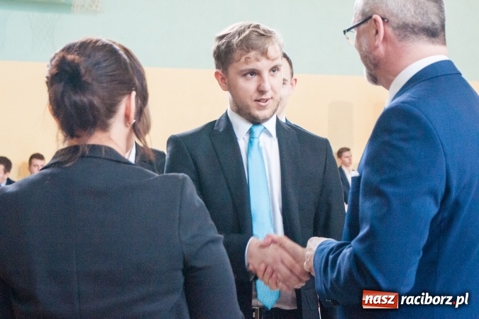 Zdjęcie w galerii na portalu naszraciborz.pl: Uroczystość wręczenia świadectw klasom maturalnym w CKZiU nr 2 wiadomości z regionu