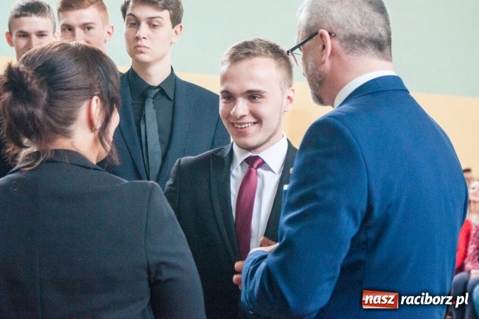 Zdjęcie w galerii na portalu naszraciborz.pl: Uroczystość wręczenia świadectw klasom maturalnym w CKZiU nr 2 wiadomości z regionu