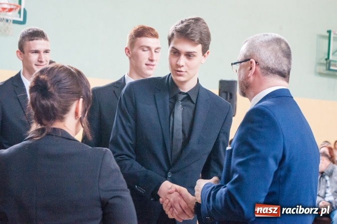 Zdjęcie w galerii na portalu naszraciborz.pl: Uroczystość wręczenia świadectw klasom maturalnym w CKZiU nr 2 wiadomości z regionu
