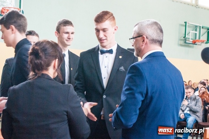 Zdjęcie w galerii na portalu naszraciborz.pl: Uroczystość wręczenia świadectw klasom maturalnym w CKZiU nr 2 wiadomości z regionu