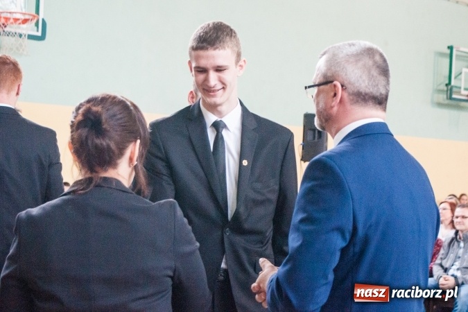 Zdjęcie w galerii na portalu naszraciborz.pl: Uroczystość wręczenia świadectw klasom maturalnym w CKZiU nr 2 wiadomości z regionu