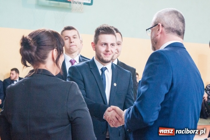 Zdjęcie w galerii na portalu naszraciborz.pl: Uroczystość wręczenia świadectw klasom maturalnym w CKZiU nr 2 wiadomości z regionu