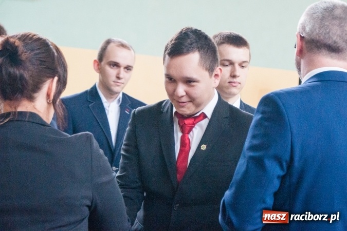 Zdjęcie w galerii na portalu naszraciborz.pl: Uroczystość wręczenia świadectw klasom maturalnym w CKZiU nr 2 wiadomości z regionu