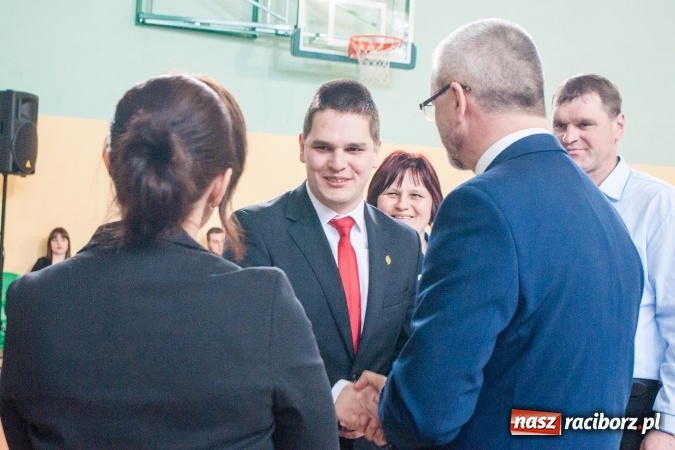 Zdjęcie w galerii na portalu naszraciborz.pl: Uroczystość wręczenia świadectw klasom maturalnym w CKZiU nr 2 wiadomości z regionu
