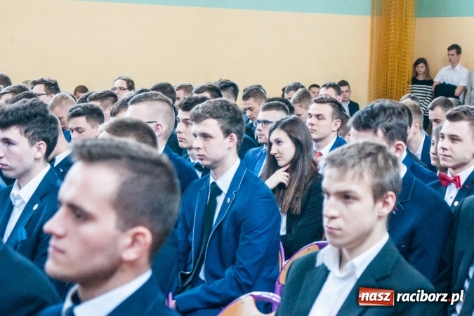 Zdjęcie w galerii na portalu naszraciborz.pl: Uroczystość wręczenia świadectw klasom maturalnym w CKZiU nr 2 wiadomości z regionu