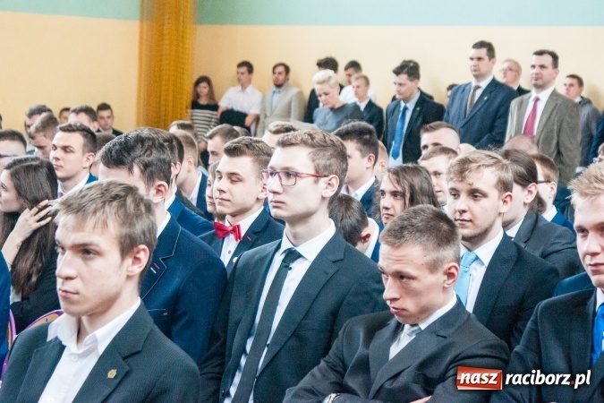 Zdjęcie w galerii na portalu naszraciborz.pl: Uroczystość wręczenia świadectw klasom maturalnym w CKZiU nr 2 wiadomości z regionu