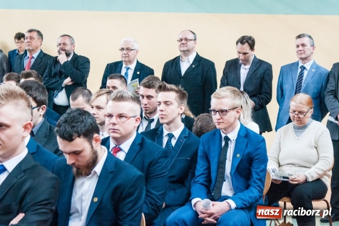 Zdjęcie w galerii na portalu naszraciborz.pl: Uroczystość wręczenia świadectw klasom maturalnym w CKZiU nr 2 wiadomości z regionu