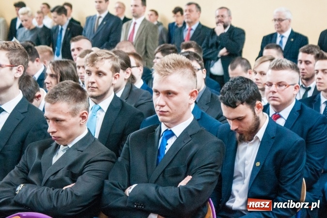 Zdjęcie w galerii na portalu naszraciborz.pl: Uroczystość wręczenia świadectw klasom maturalnym w CKZiU nr 2 wiadomości z regionu