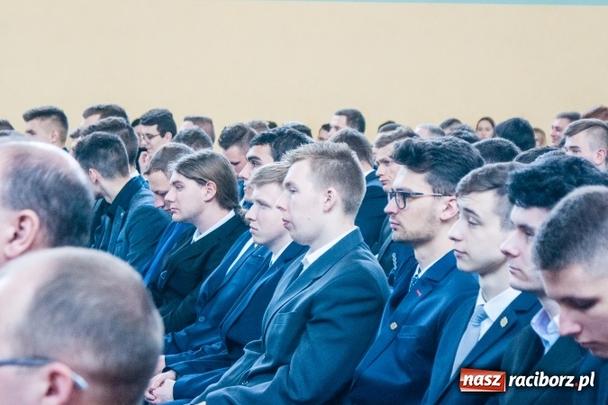 Zdjęcie w galerii na portalu naszraciborz.pl: Uroczystość wręczenia świadectw klasom maturalnym w CKZiU nr 2 wiadomości z regionu