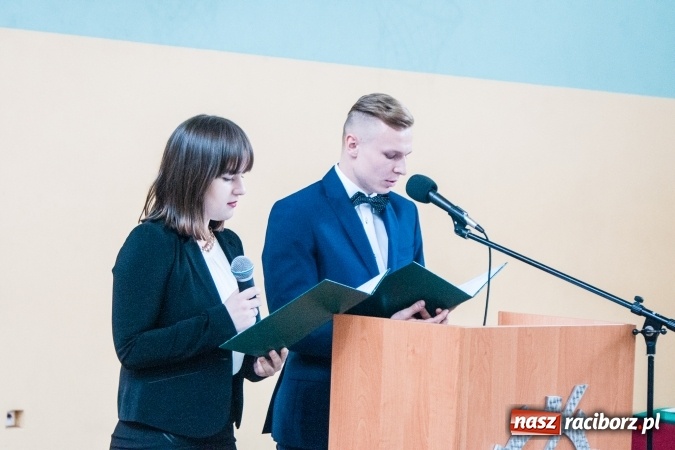 Zdjęcie w galerii na portalu naszraciborz.pl: Uroczystość wręczenia świadectw klasom maturalnym w CKZiU nr 2 wiadomości z regionu