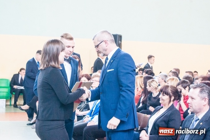 Zdjęcie w galerii na portalu naszraciborz.pl: Uroczystość wręczenia świadectw klasom maturalnym w CKZiU nr 2 wiadomości z regionu