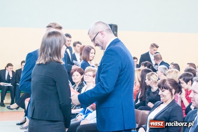 Zdjęcie w galerii na portalu naszraciborz.pl: Uroczystość wręczenia świadectw klasom maturalnym w CKZiU nr 2 wiadomości z regionu