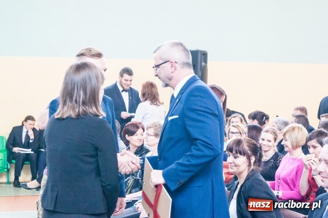 Zdjęcie w galerii na portalu naszraciborz.pl: Uroczystość wręczenia świadectw klasom maturalnym w CKZiU nr 2 wiadomości z regionu