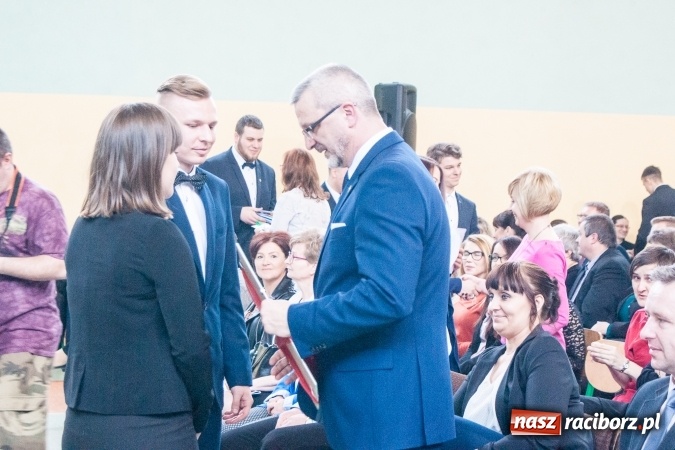 Zdjęcie w galerii na portalu naszraciborz.pl: Uroczystość wręczenia świadectw klasom maturalnym w CKZiU nr 2 wiadomości z regionu