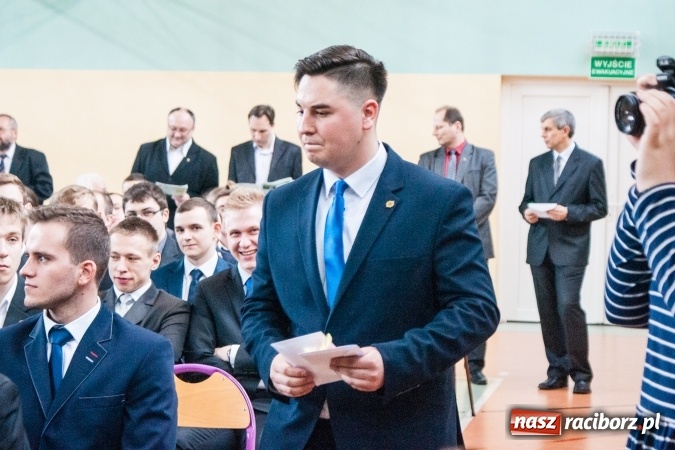 Zdjęcie w galerii na portalu naszraciborz.pl: Uroczystość wręczenia świadectw klasom maturalnym w CKZiU nr 2 wiadomości z regionu