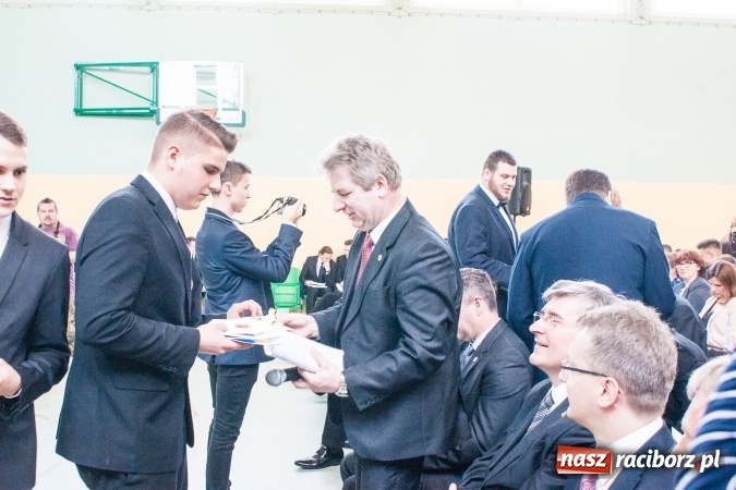 Zdjęcie w galerii na portalu naszraciborz.pl: Uroczystość wręczenia świadectw klasom maturalnym w CKZiU nr 2 wiadomości z regionu