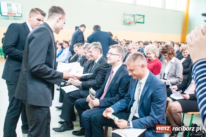 Zdjęcie w galerii na portalu naszraciborz.pl: Uroczystość wręczenia świadectw klasom maturalnym w CKZiU nr 2 wiadomości z regionu