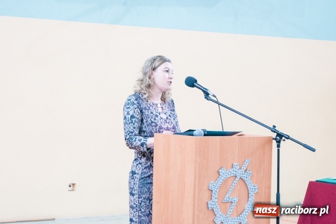 Zdjęcie w galerii na portalu naszraciborz.pl: Uroczystość wręczenia świadectw klasom maturalnym w CKZiU nr 2 wiadomości z regionu