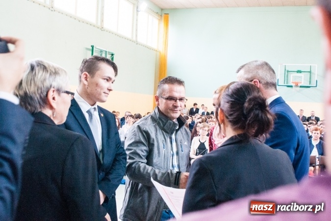 Zdjęcie w galerii na portalu naszraciborz.pl: Uroczystość wręczenia świadectw klasom maturalnym w CKZiU nr 2 wiadomości z regionu
