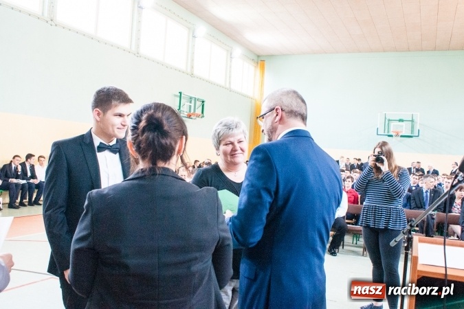 Zdjęcie w galerii na portalu naszraciborz.pl: Uroczystość wręczenia świadectw klasom maturalnym w CKZiU nr 2 wiadomości z regionu