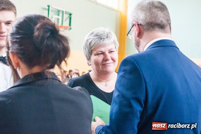 Zdjęcie w galerii na portalu naszraciborz.pl: Uroczystość wręczenia świadectw klasom maturalnym w CKZiU nr 2 wiadomości z regionu