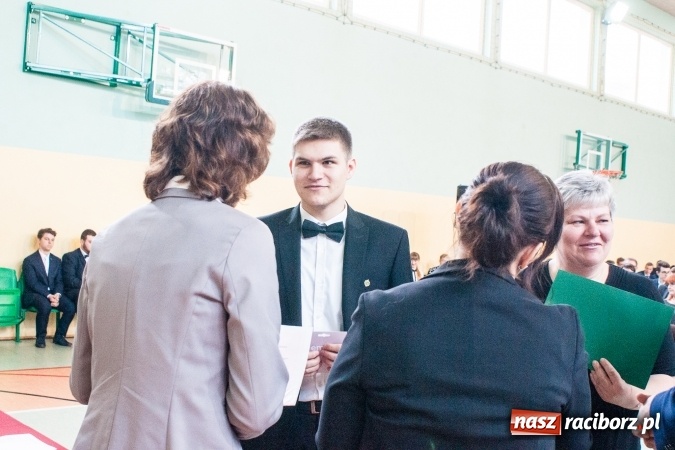 Zdjęcie w galerii na portalu naszraciborz.pl: Uroczystość wręczenia świadectw klasom maturalnym w CKZiU nr 2 wiadomości z regionu