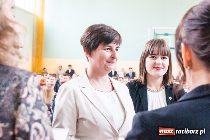 Zdjęcie w galerii na portalu naszraciborz.pl: Uroczystość wręczenia świadectw klasom maturalnym w CKZiU nr 2 wiadomości z regionu